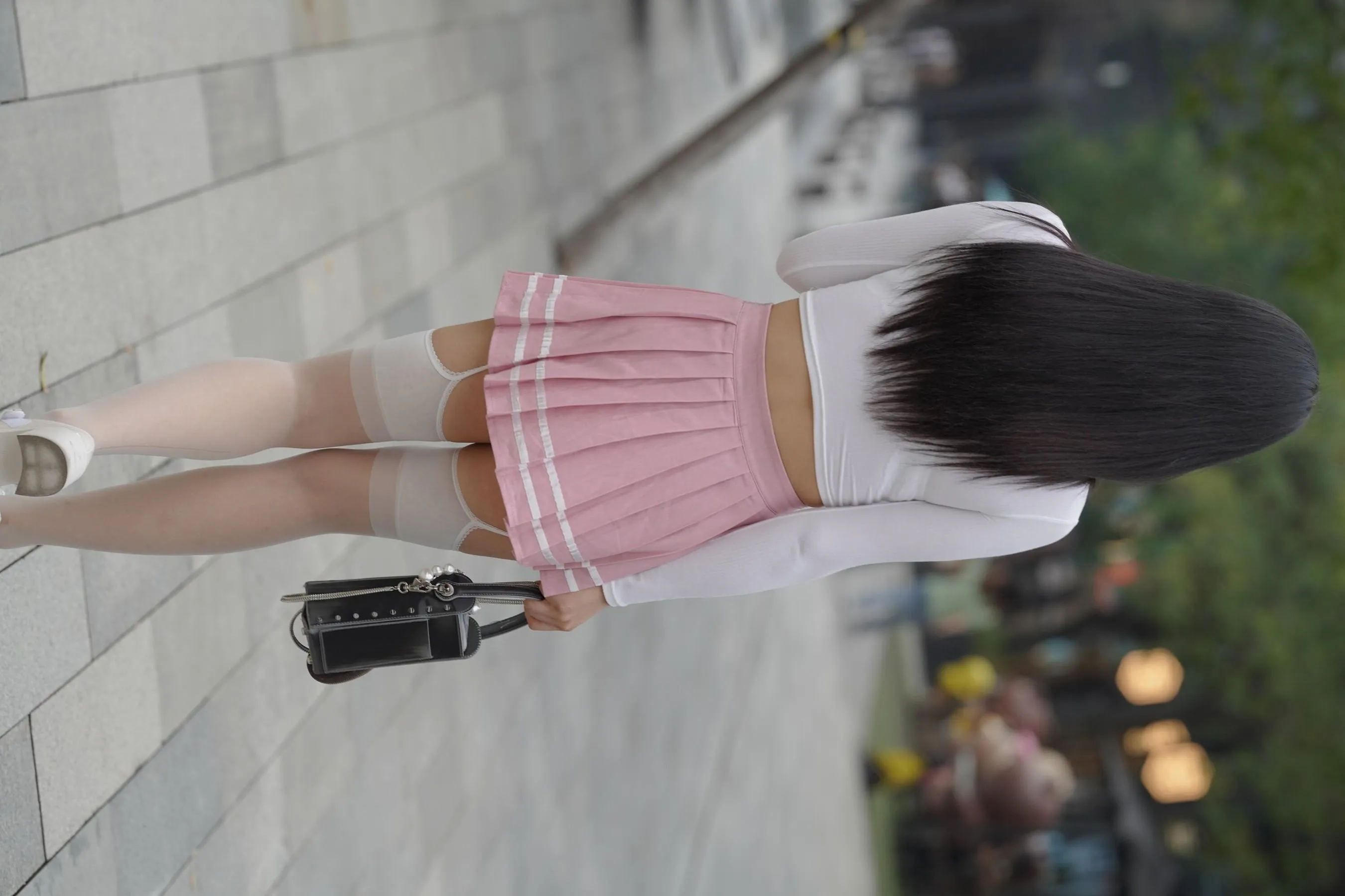 魔镜街拍 NO.161 街拍白丝吊带袜美女 [109P]插图8